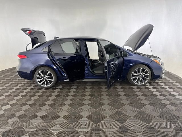 Used 2020  Toyota SE image 16