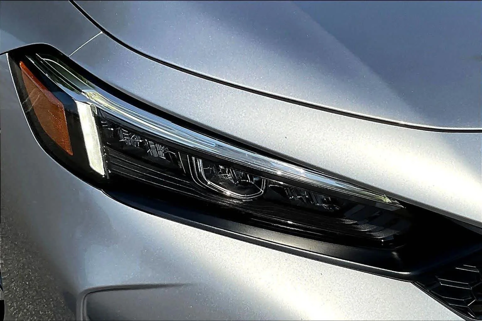 Used 2025 Solar Silver Metallic Honda LX image 27