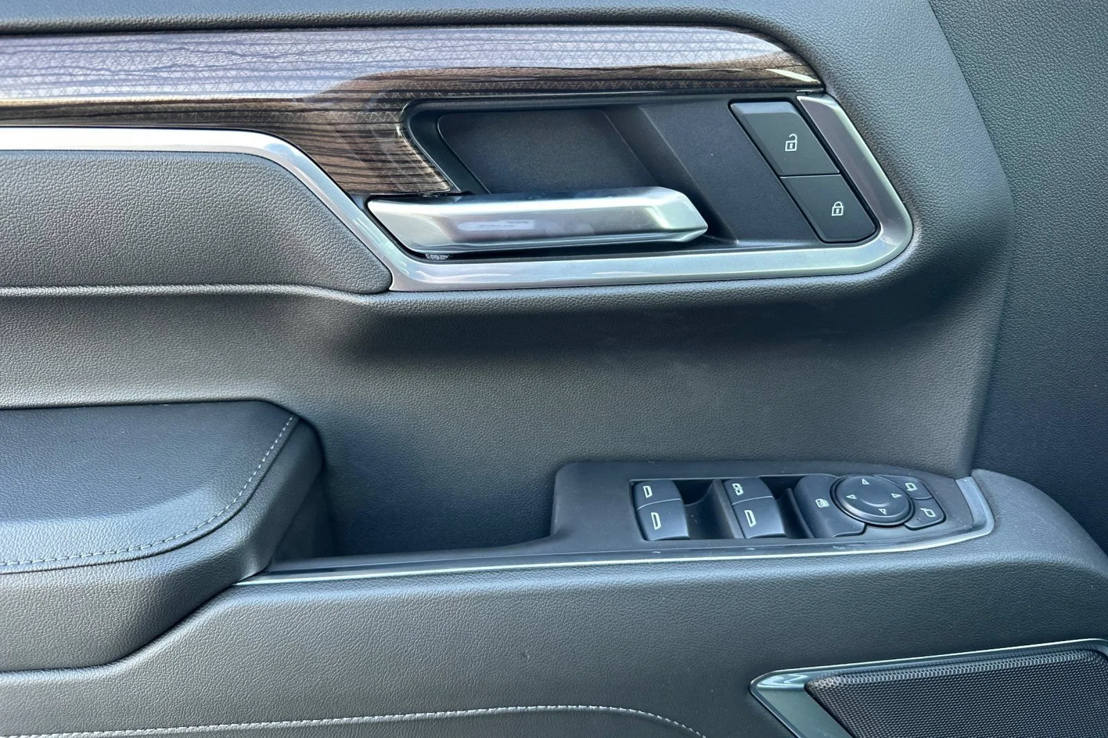 New 2025 Summit White Chevrolet LT (2FL) image 8