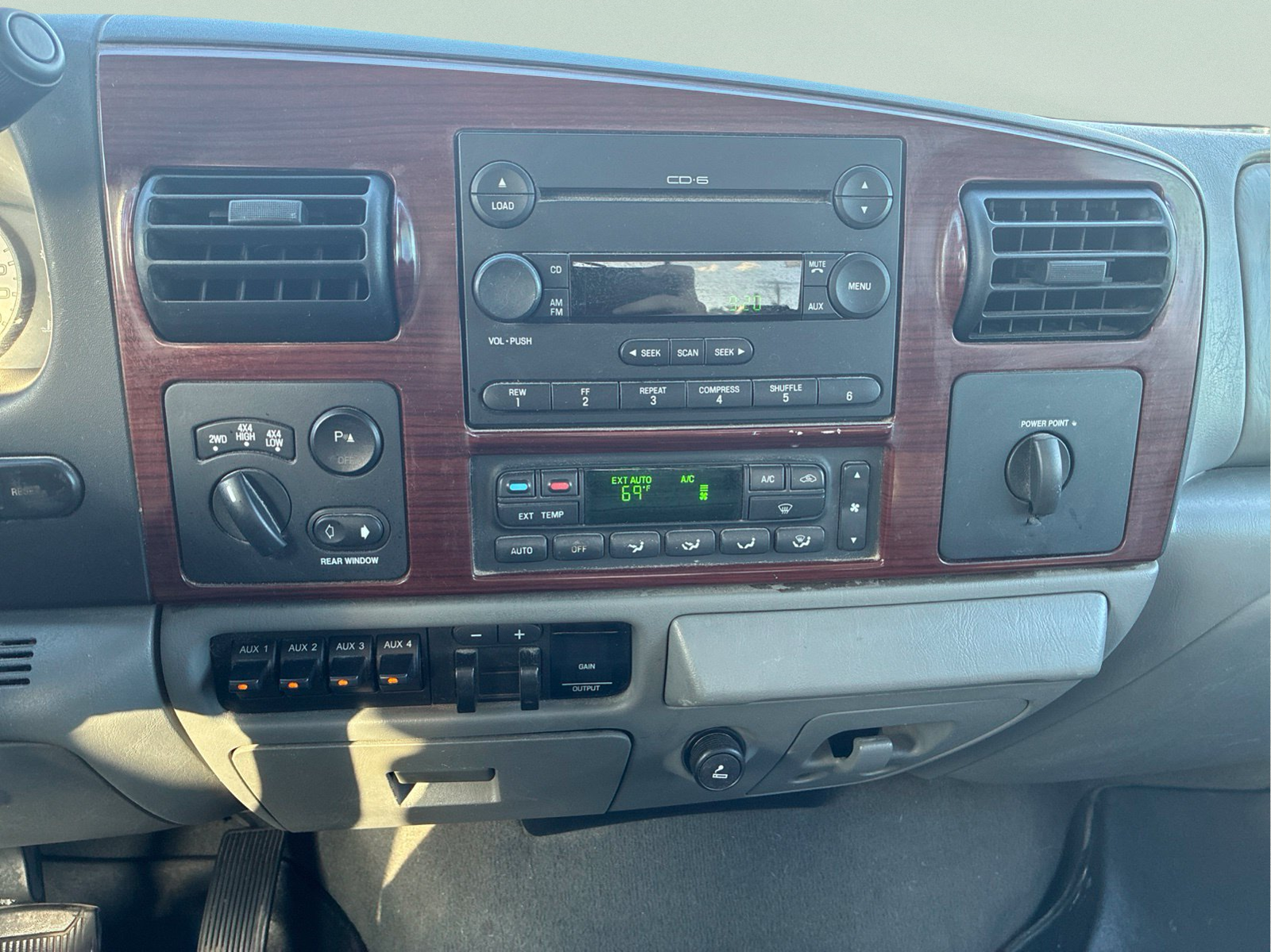 Used 2005 White Ford Lariat image 16