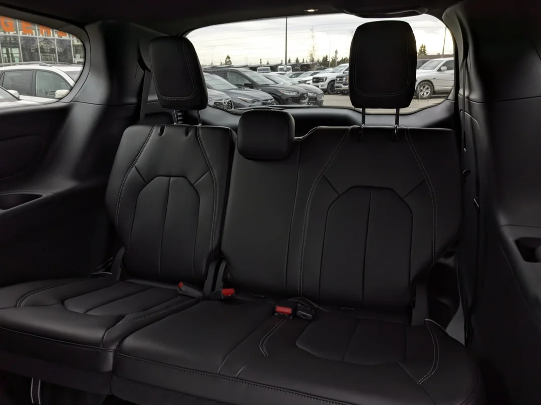 New 2026 Black Chrysler SXT - - FWD - Power Liftgate - Power Sliding Doors - Leather - Remote Starter & More! image 29