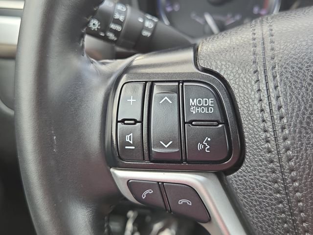 Used 2019 White Toyota XLE image 18