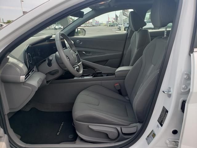 Used 2025 White Hyundai SEL Convenience image 10