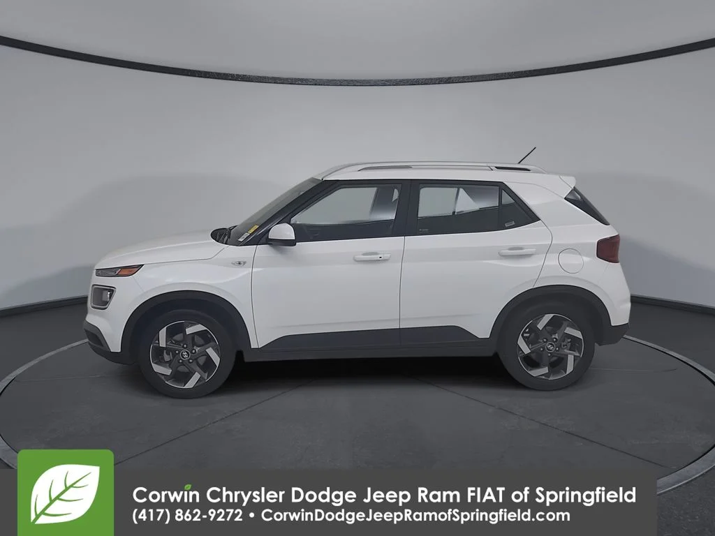 Used 2025 White Hyundai SEL image 9