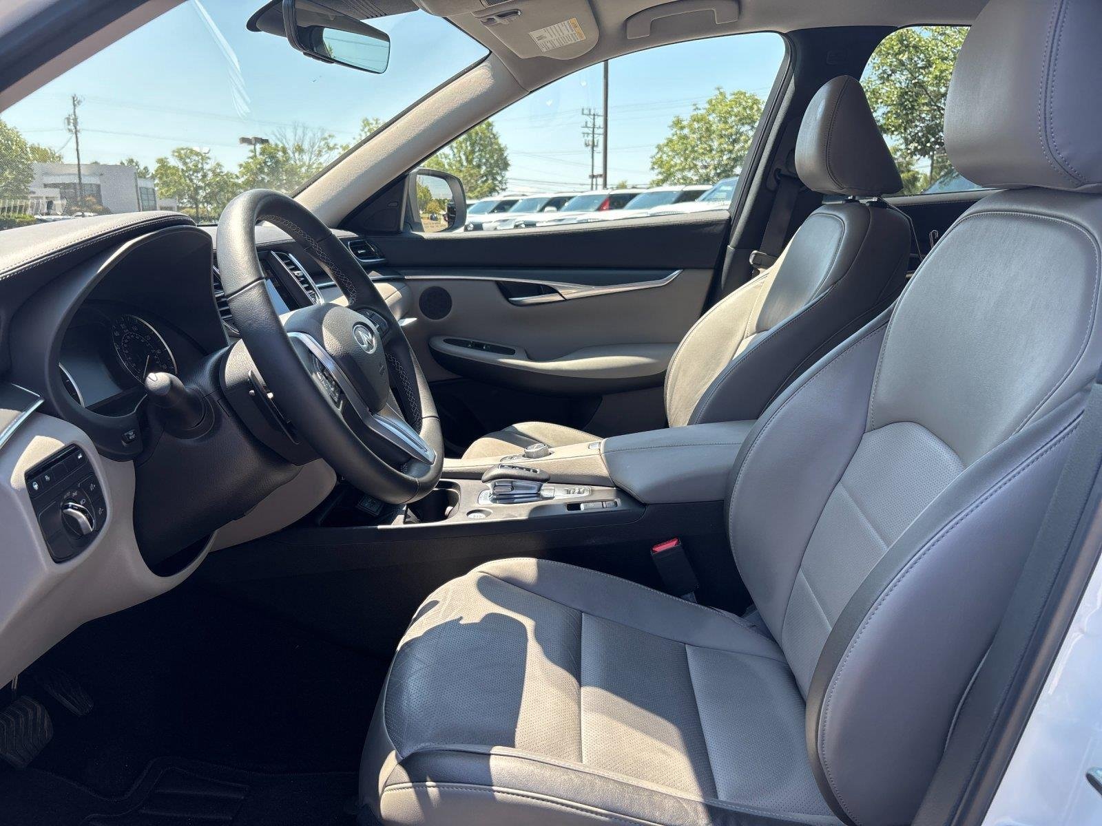 Used 2025 Radiant White INFINITI LUXE image 15