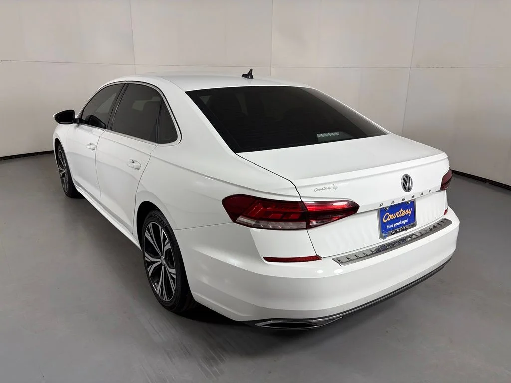Used 2022  Volkswagen 2.0T SE image 6