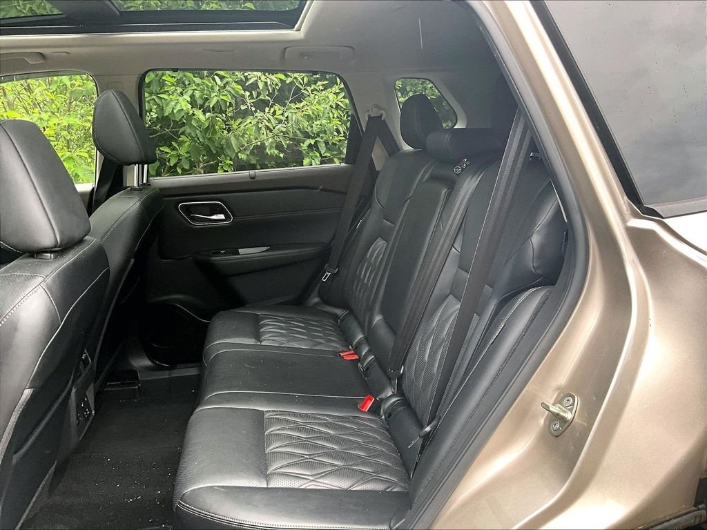 Used 2022 Gold Nissan Platinum image 15