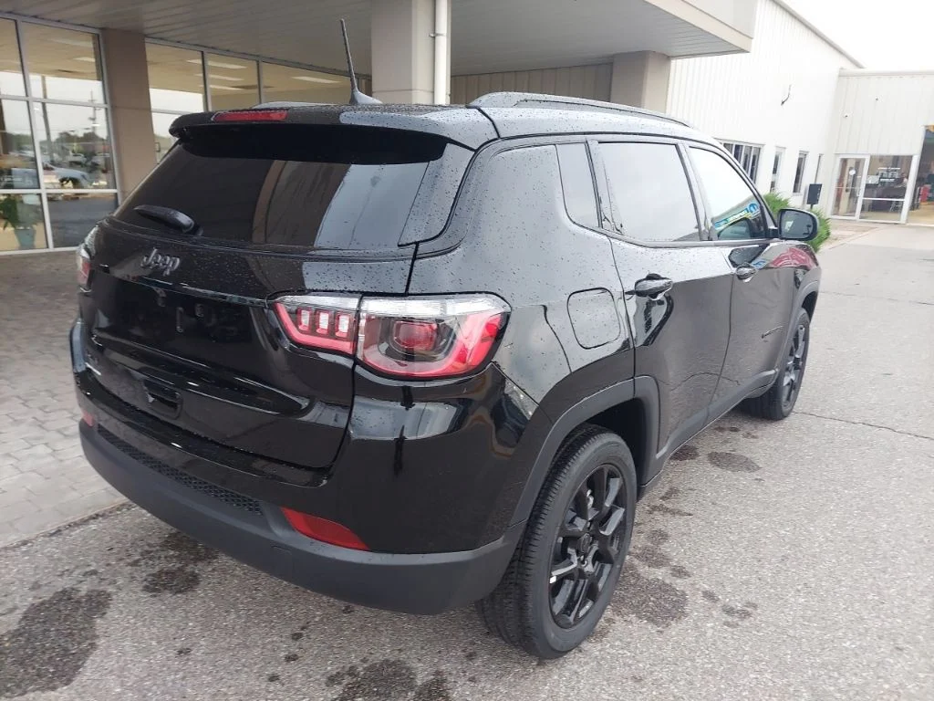New 2026 Diamond Black Crystal Pearlcoat Jeep Latitude image 7