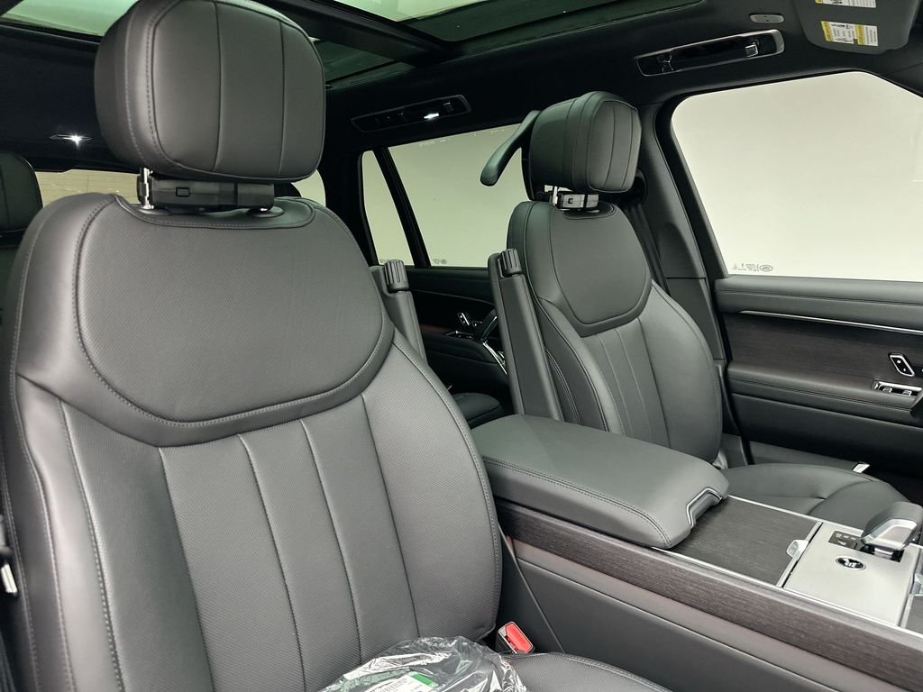 New 2026 Santorini Black Metallic Land Rover SE image 6