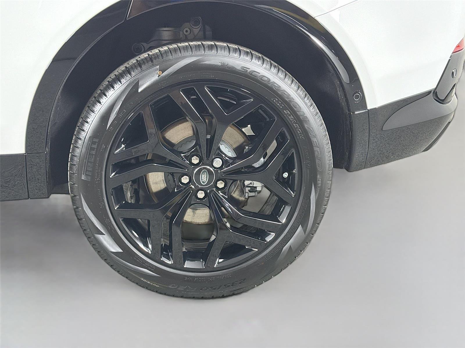 New 2026 Fuji White LAND ROVER  image 29