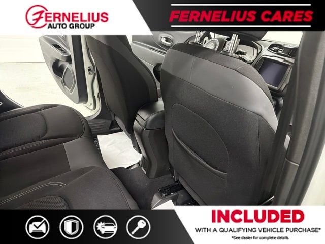 Used 2023 White Jeep Latitude image 23