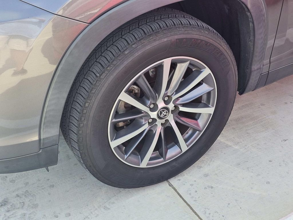 Used 2019 Gray Toyota XLE image 11