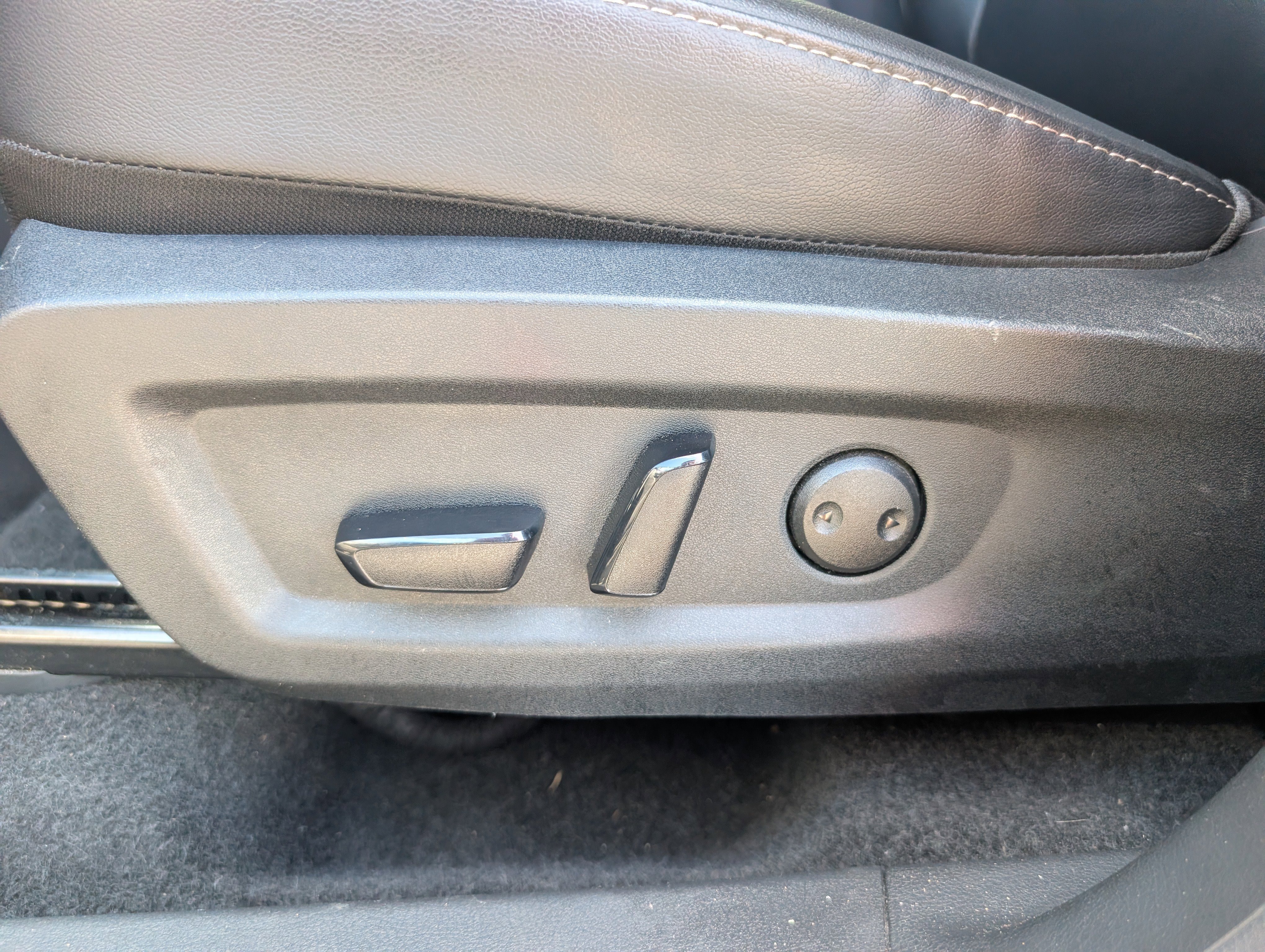 Used 2025 Super Black Nissan SL image 16