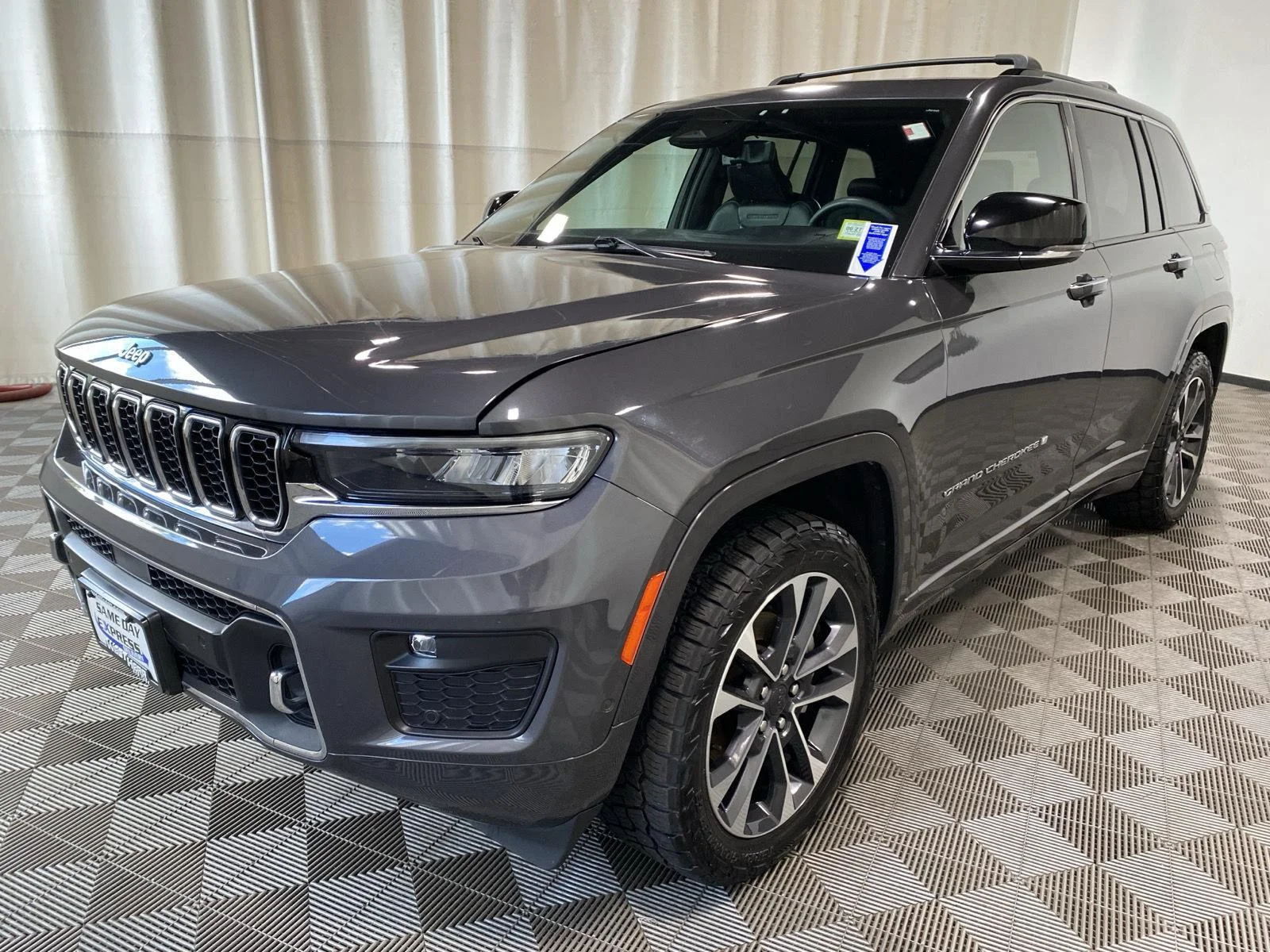 Used 2024 Baltic Gray Metallic Clearcoat Jeep Overland image 5