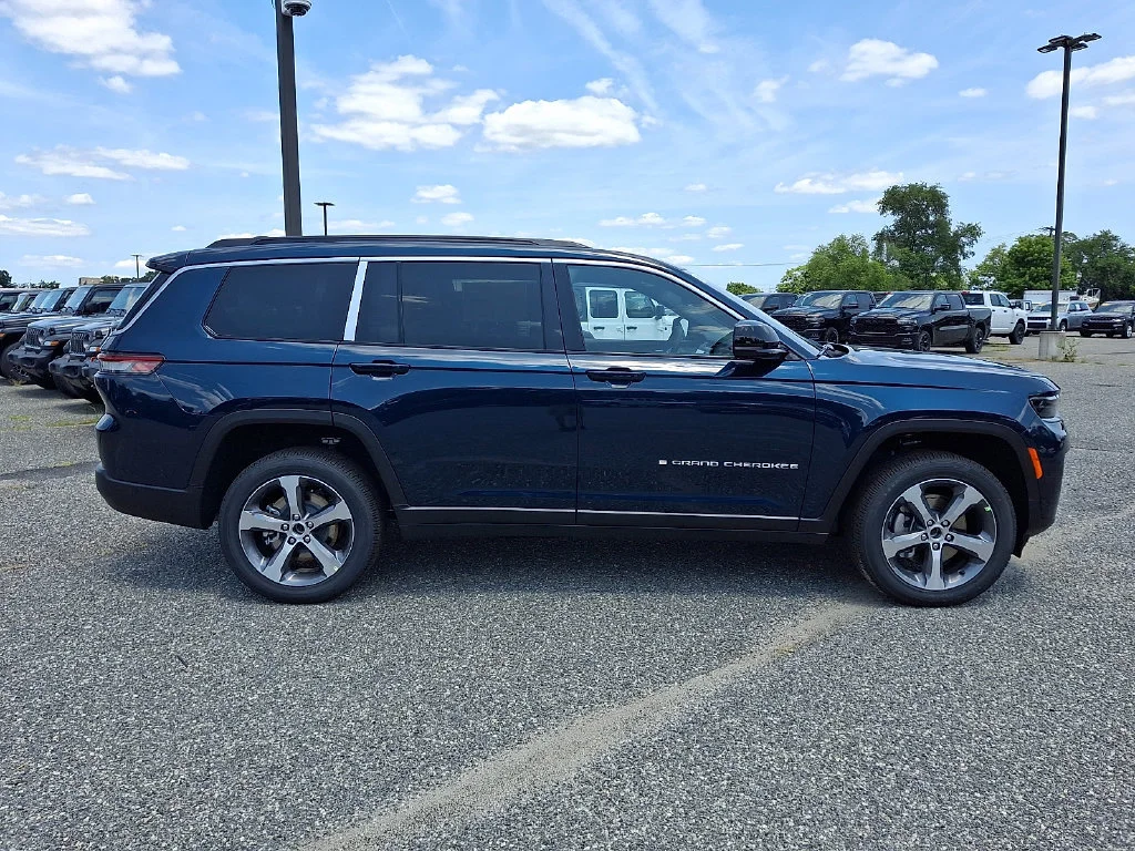 New 2026 Fathom Blue Pearl-Coat Exterior Paint Jeep Limited image 9