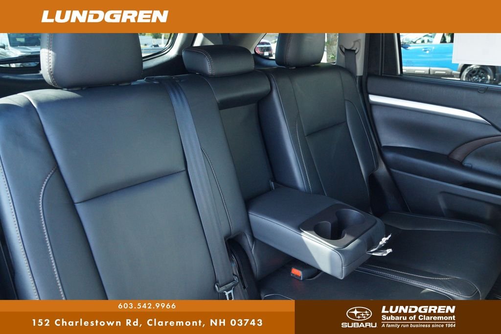 Used 2018 Silver Toyota XLE image 27