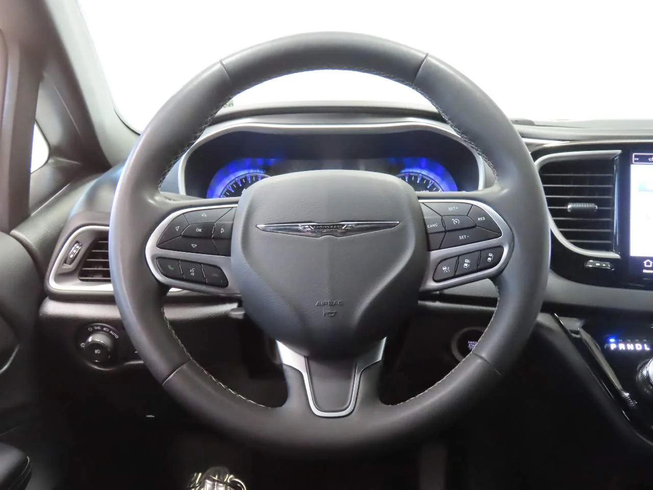 Used 2025 Bright White Clear Coat Chrysler Select image 8