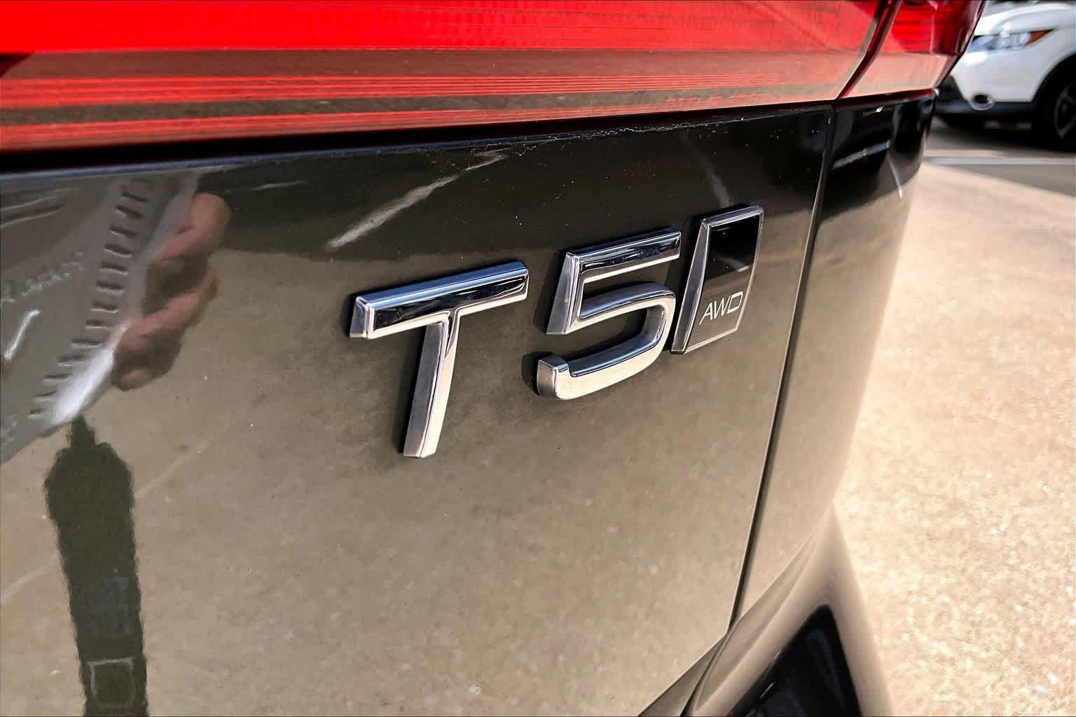 Used 2020 Pine Grey Metallic Volvo Momentum image 9
