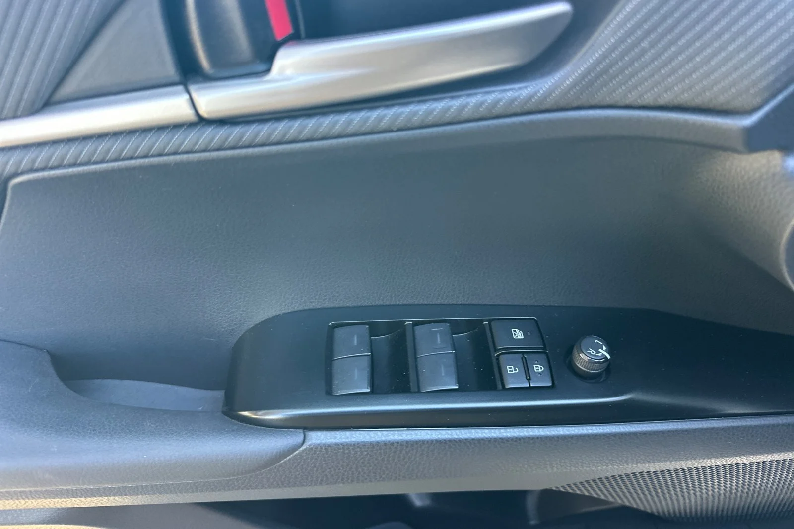 2025 Toyota Camry SE - Photo 19