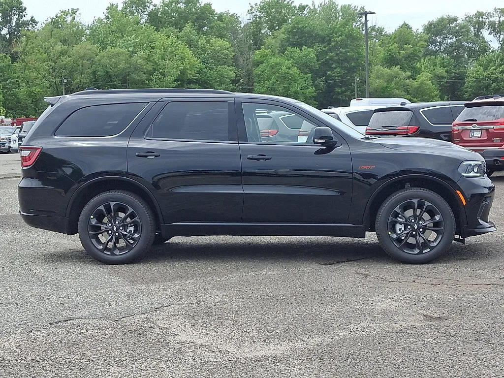 New 2026 Diamond Black Clear-Coat Exterior Paint Dodge GT Plus image 9