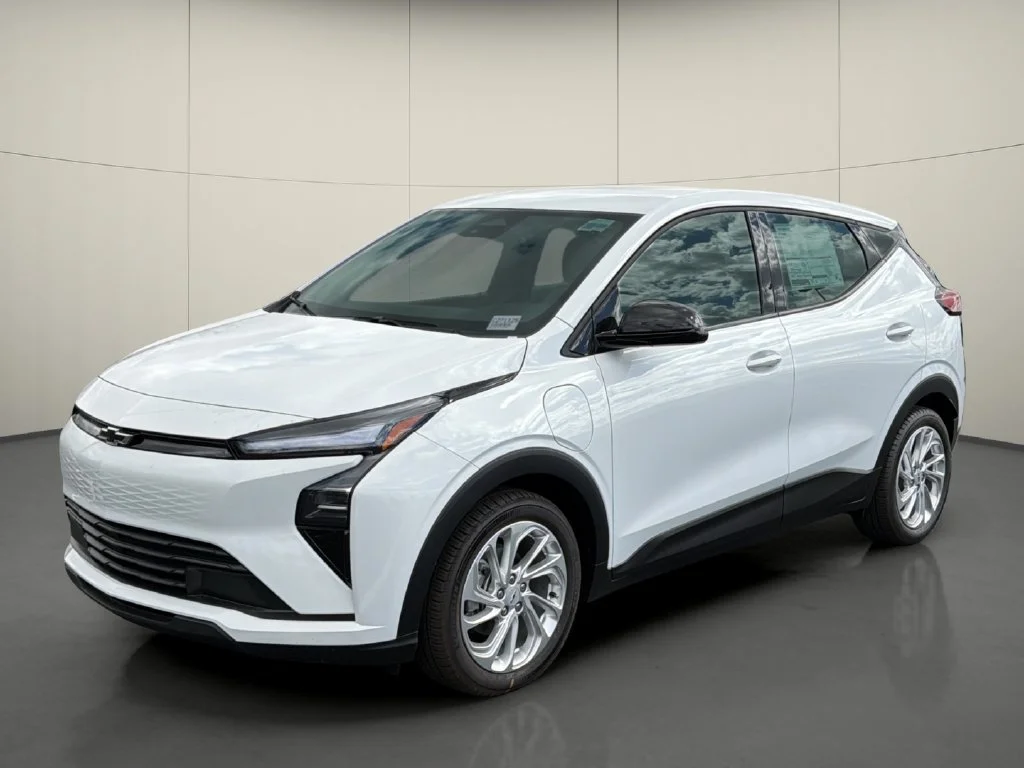 New 2027 Summit White Chevrolet LT image 3