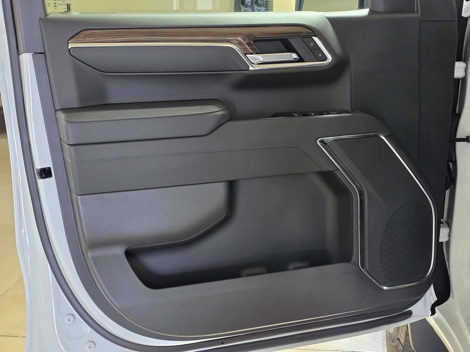 New 2026 Summit White Chevrolet LT (2FL) image 23