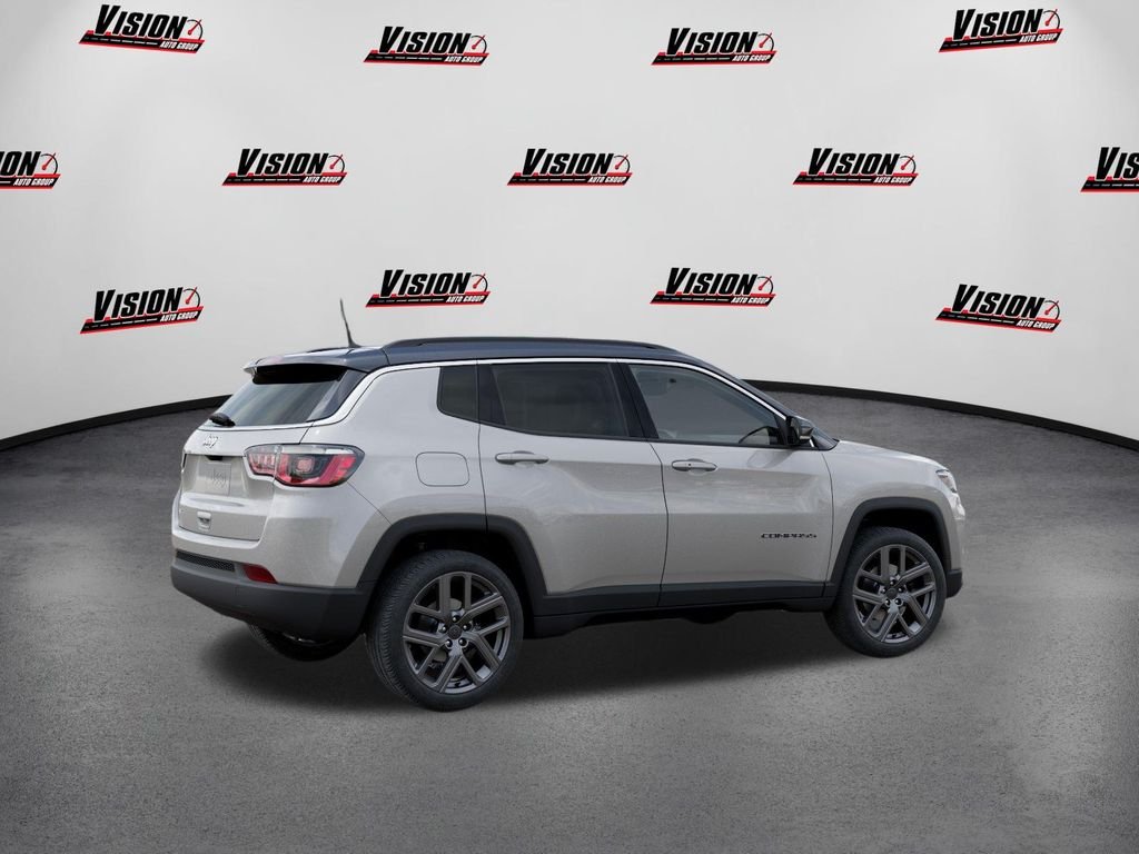 New 2026 Silver Zynith Metallic Clear-Coat Exterior Paint Jeep Limited image 4