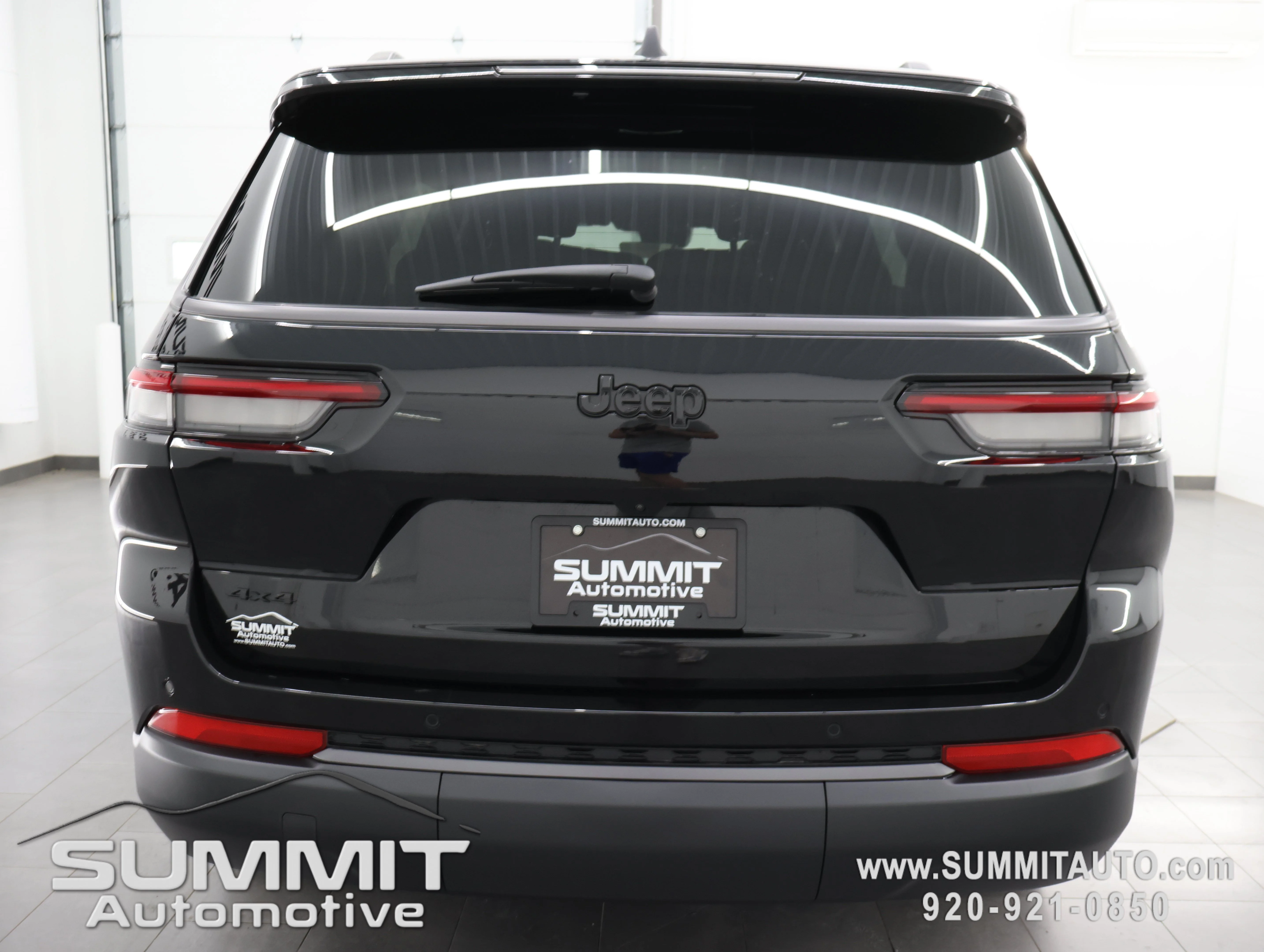 New 2026 Diamond Black Crystal Pearl-Coat Exterior Paint Jeep Limited image 27