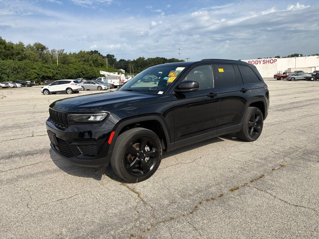 Used 2023 Diamond Black Jeep Altitude image 7