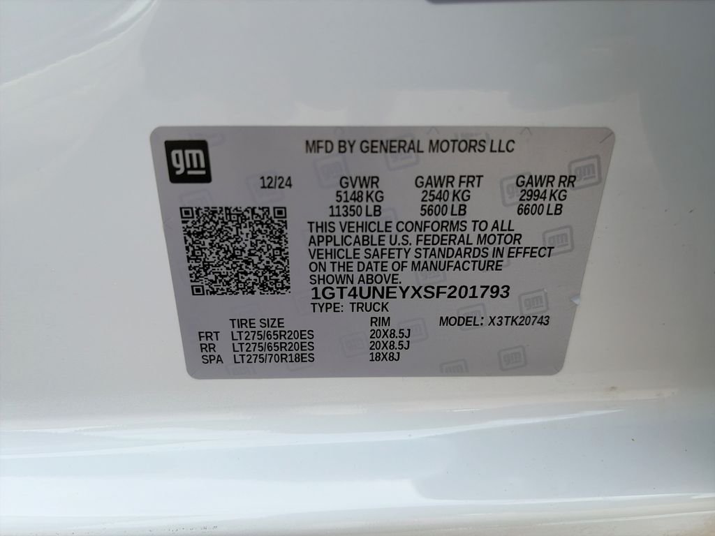 Used 2025 White GMC SLT image 35