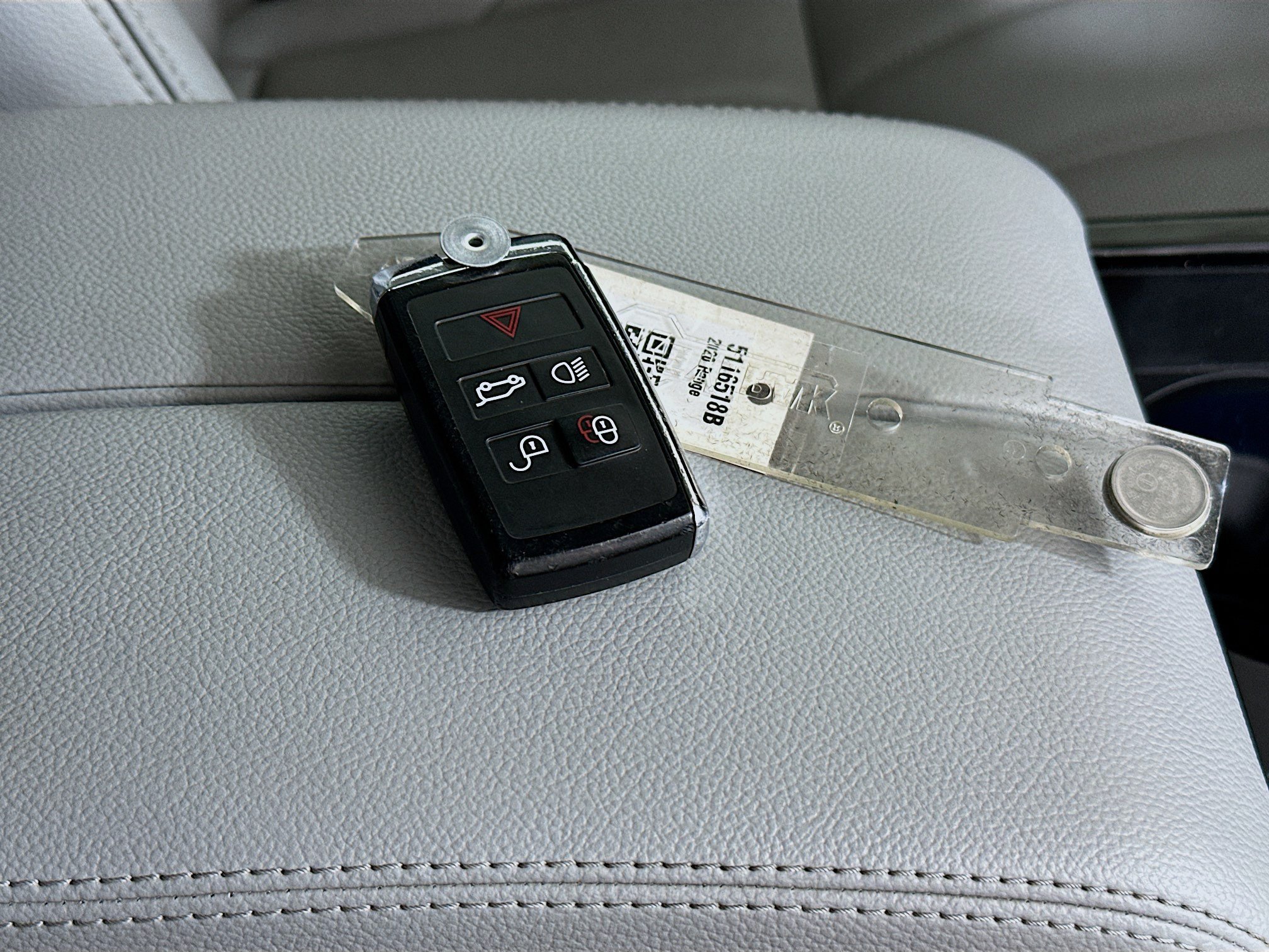 Used 2020 White Land Rover SE image 33