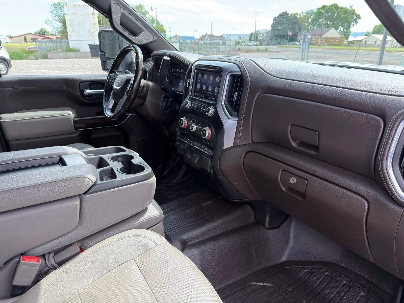 Used 2023 White GMC SLT image 37
