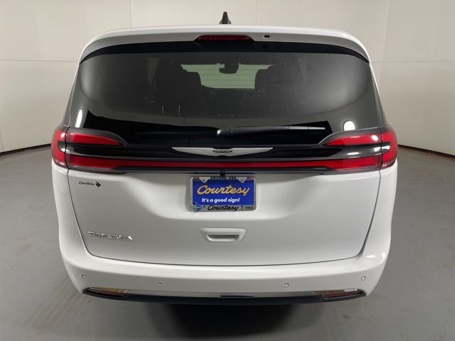 New 2026 Bright White Clear-Coat Exterior Paint Chrysler Select image 7