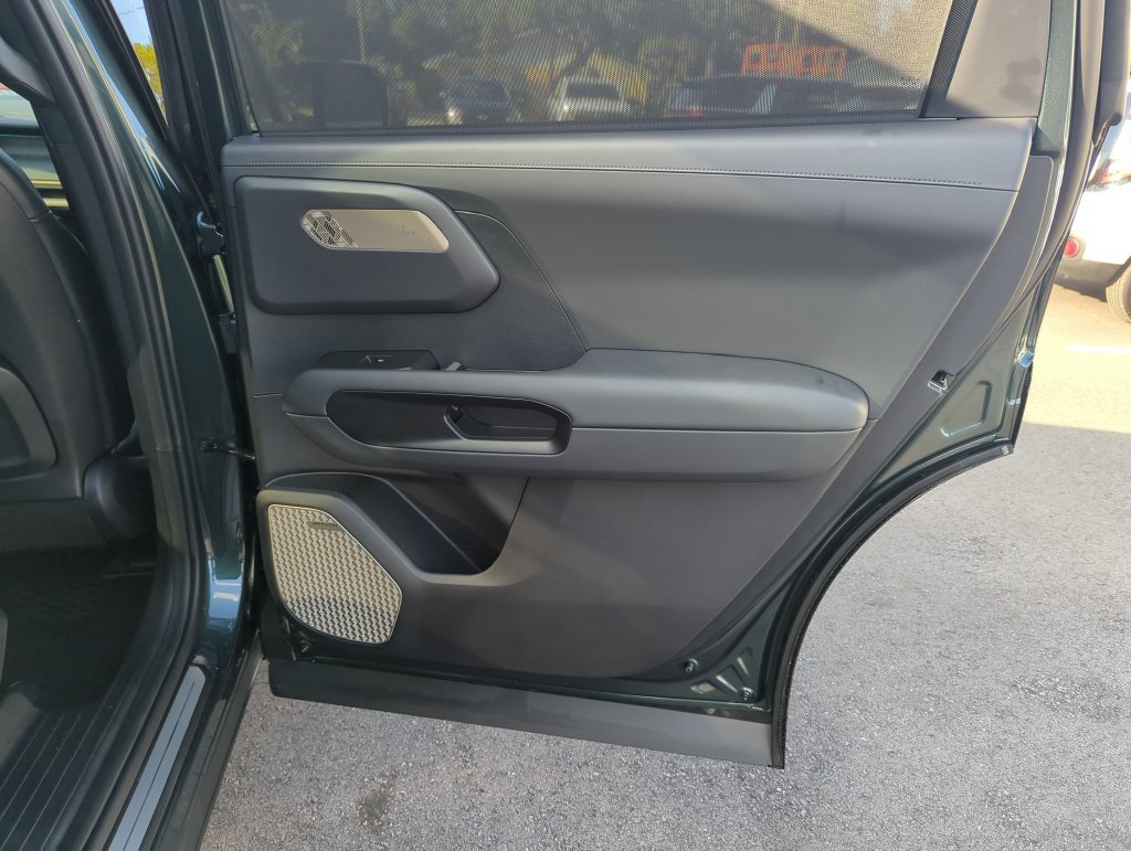 New 2027 Black Jade Green Kia SX image 33