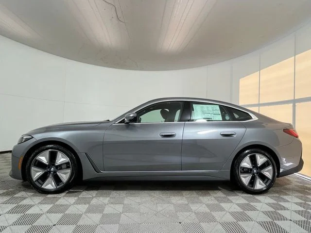New 2026 Skyscraper Grey Metallic BMW xDrive40 image 4