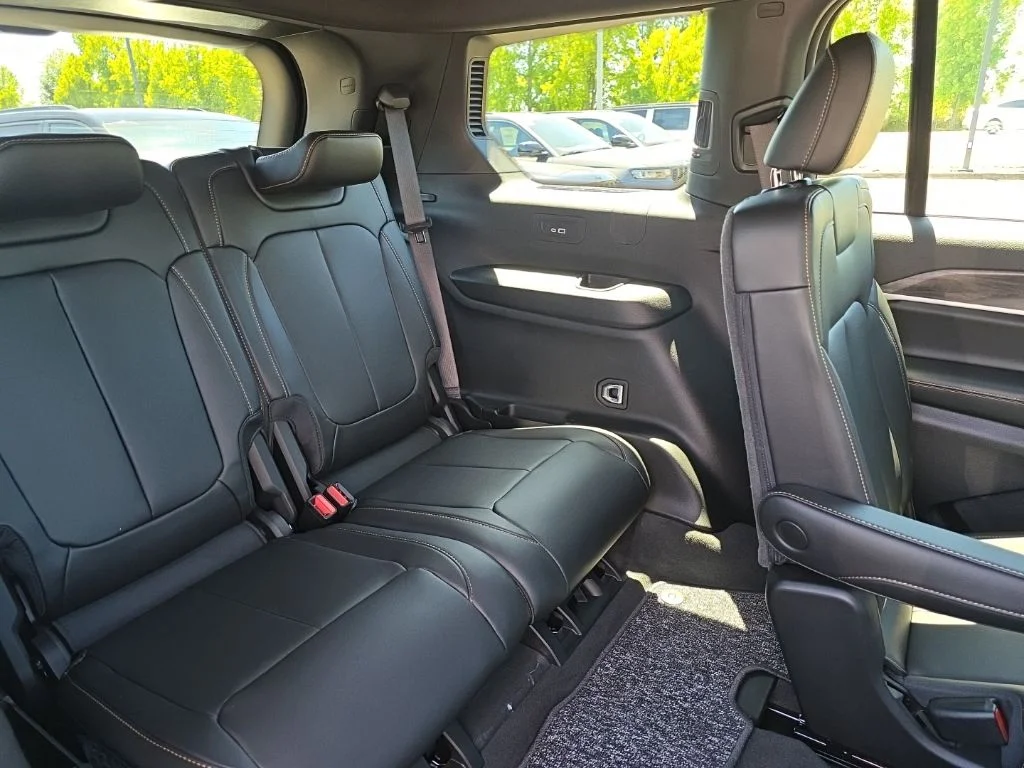 New 2026 Diamond Black Crystal Pearl-Coat Exterior Paint Jeep Limited image 12