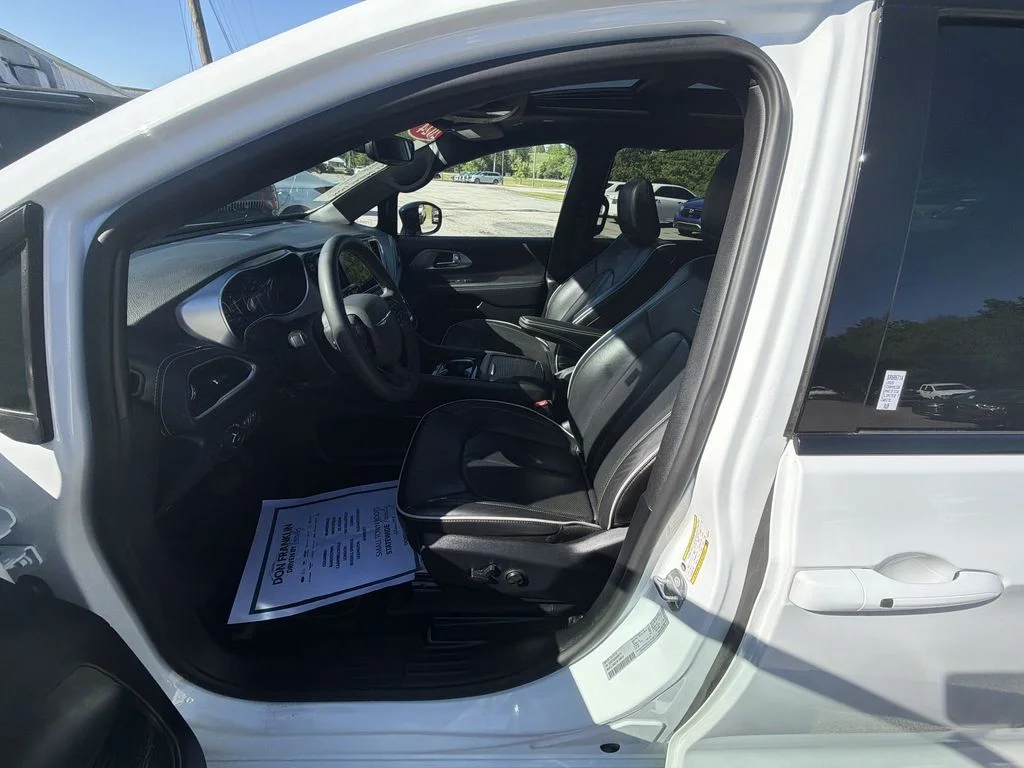 Used 2025 White Chrysler Limited image 11