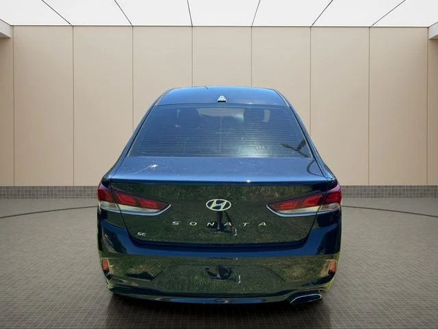 Used 2018 Black Hyundai SE image 16