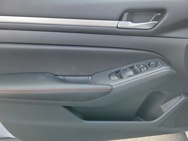 New 2026 Gray Sky Pearl / Super Black Two-tone Nissan SR image 17