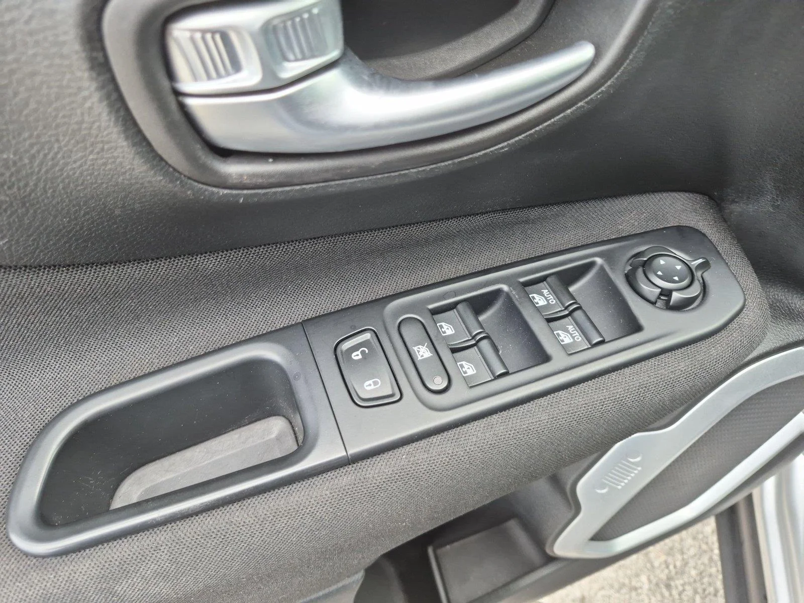 Used 2018 Glacier Metallic Jeep Sport image 15