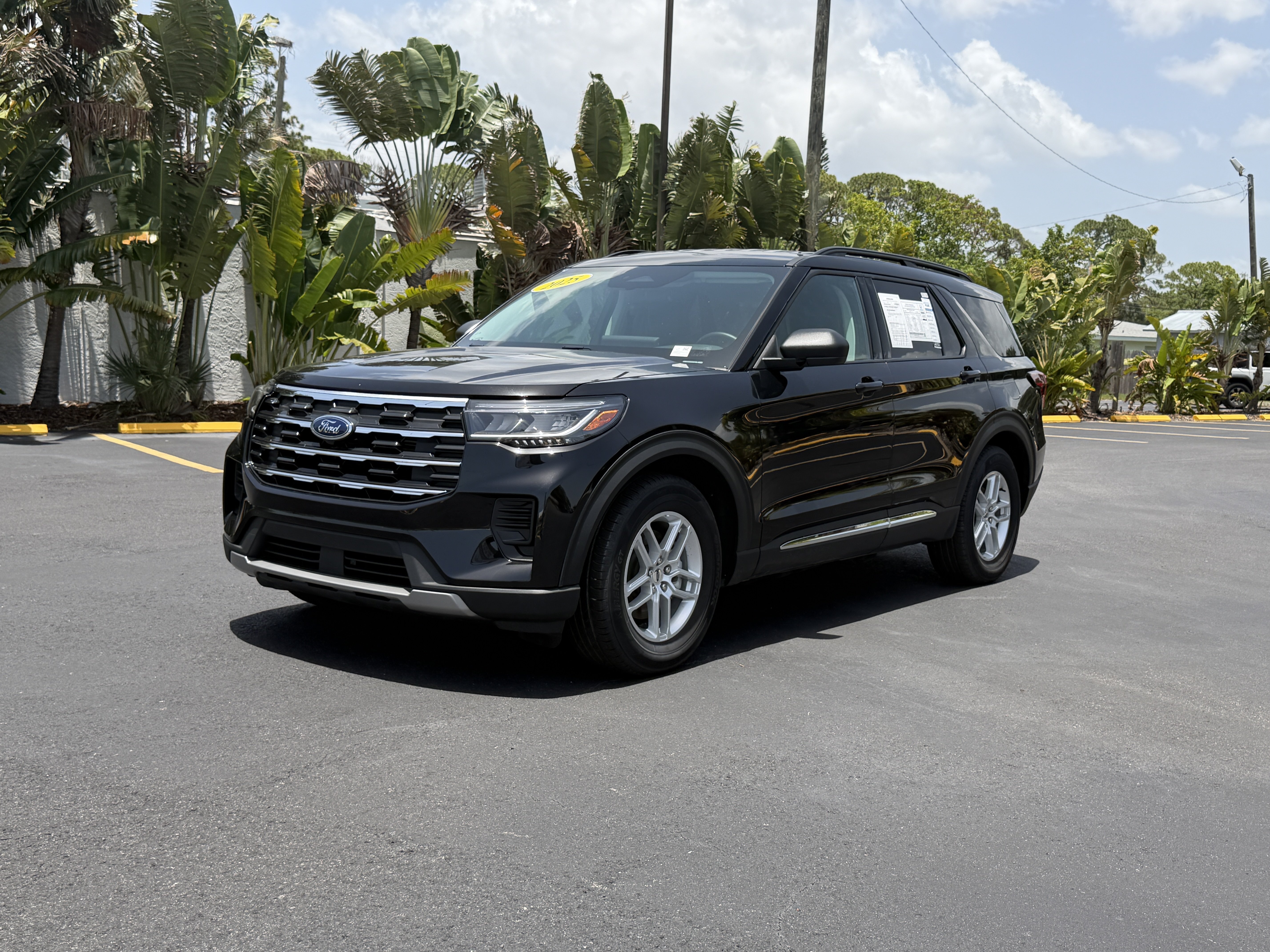 Used 2025 Black Metallic Ford Active image 9