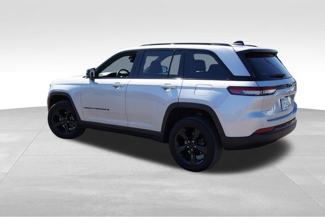 Used 2023 Silver Jeep Altitude X image 8