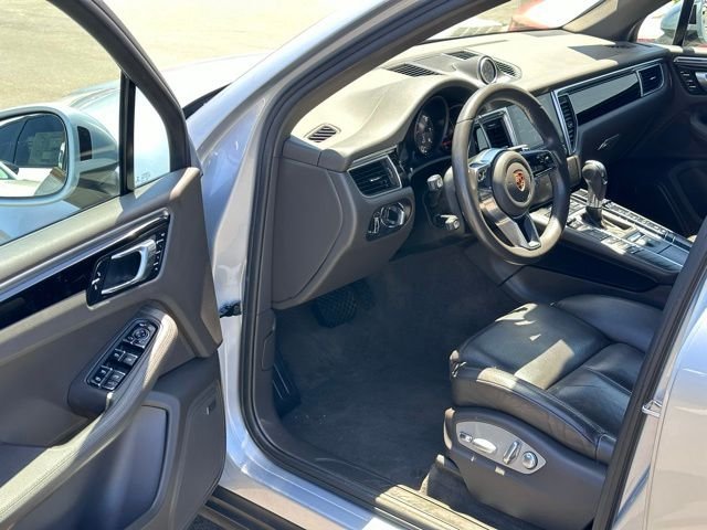 Used 2017 Rhodium Silver Metallic Porsche Base image 8