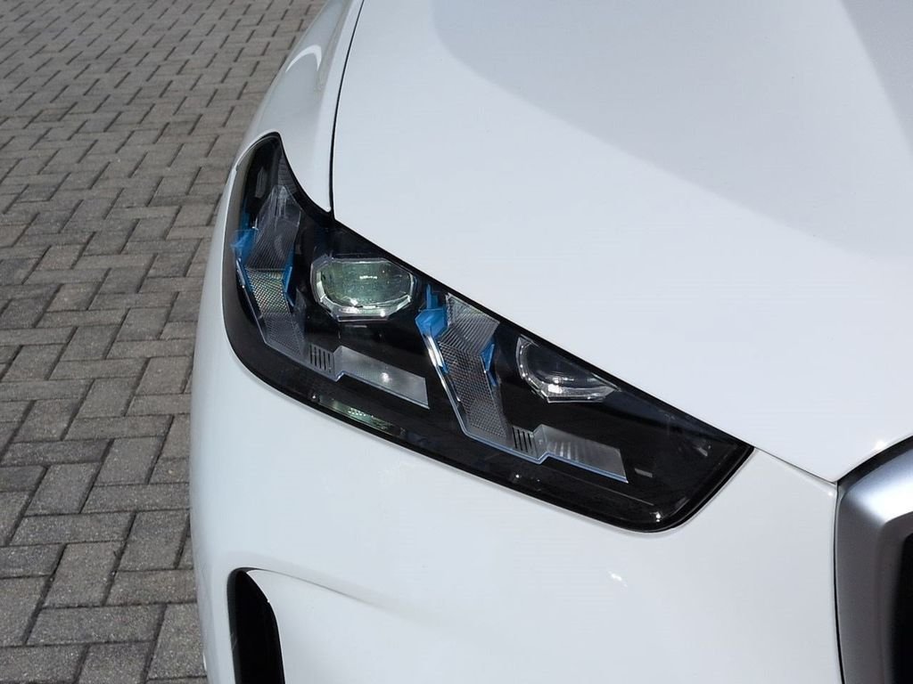 New 2026 Alpine White BMW xDrive40i image 10
