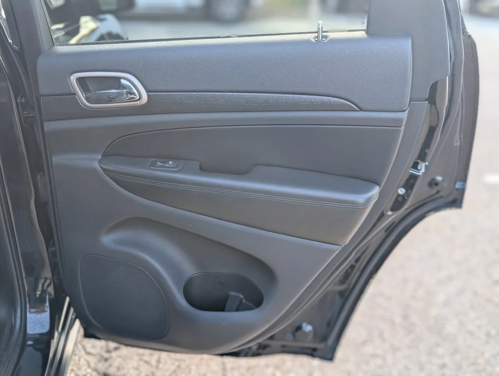 Used 2017 Black Jeep Laredo image 30