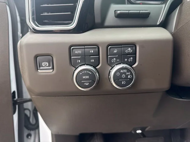 Used 2025 White GMC Denali image 28