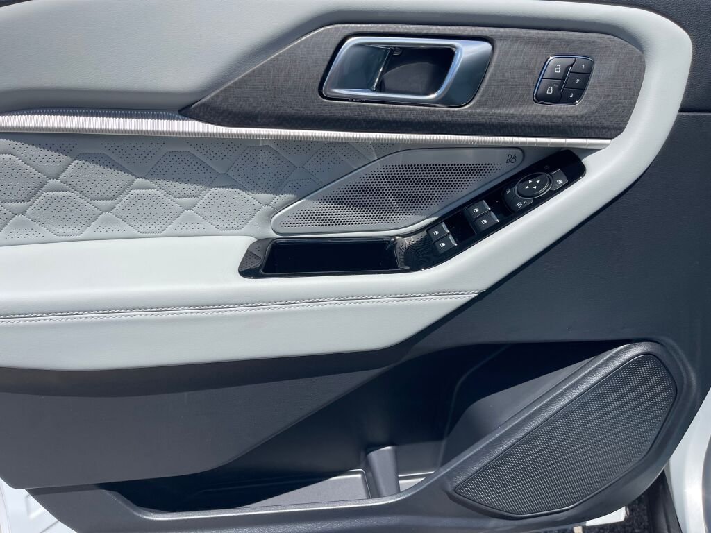 New 2026 Space White Metallic Ford Platinum image 7