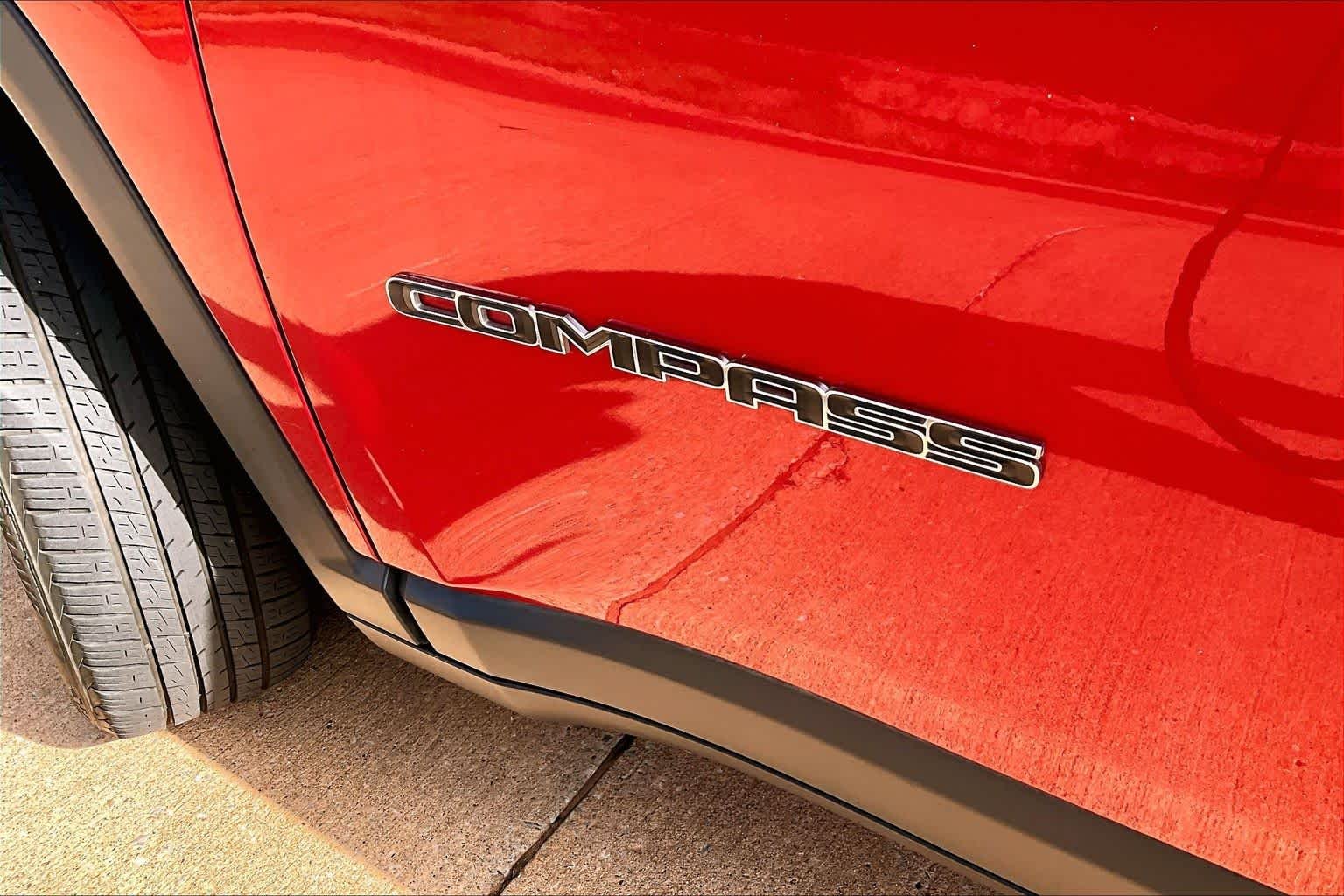 Used 2018 Redline Pearlcoat Jeep Latitude image 33