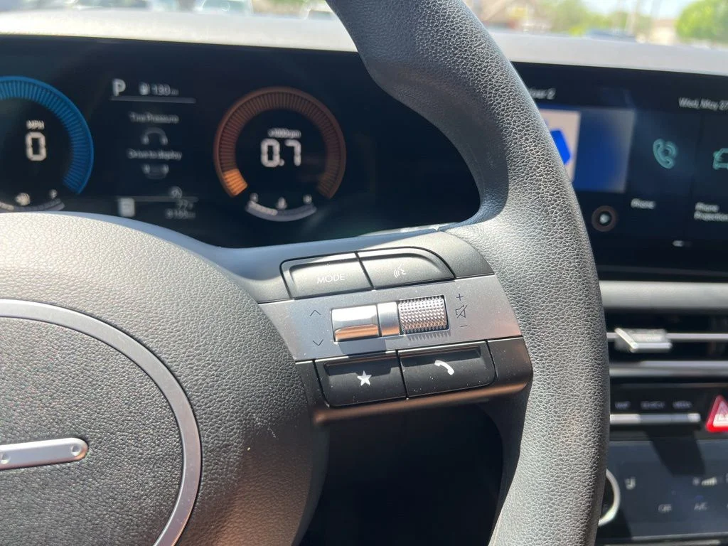 Used 2025 White Hyundai SEL image 11