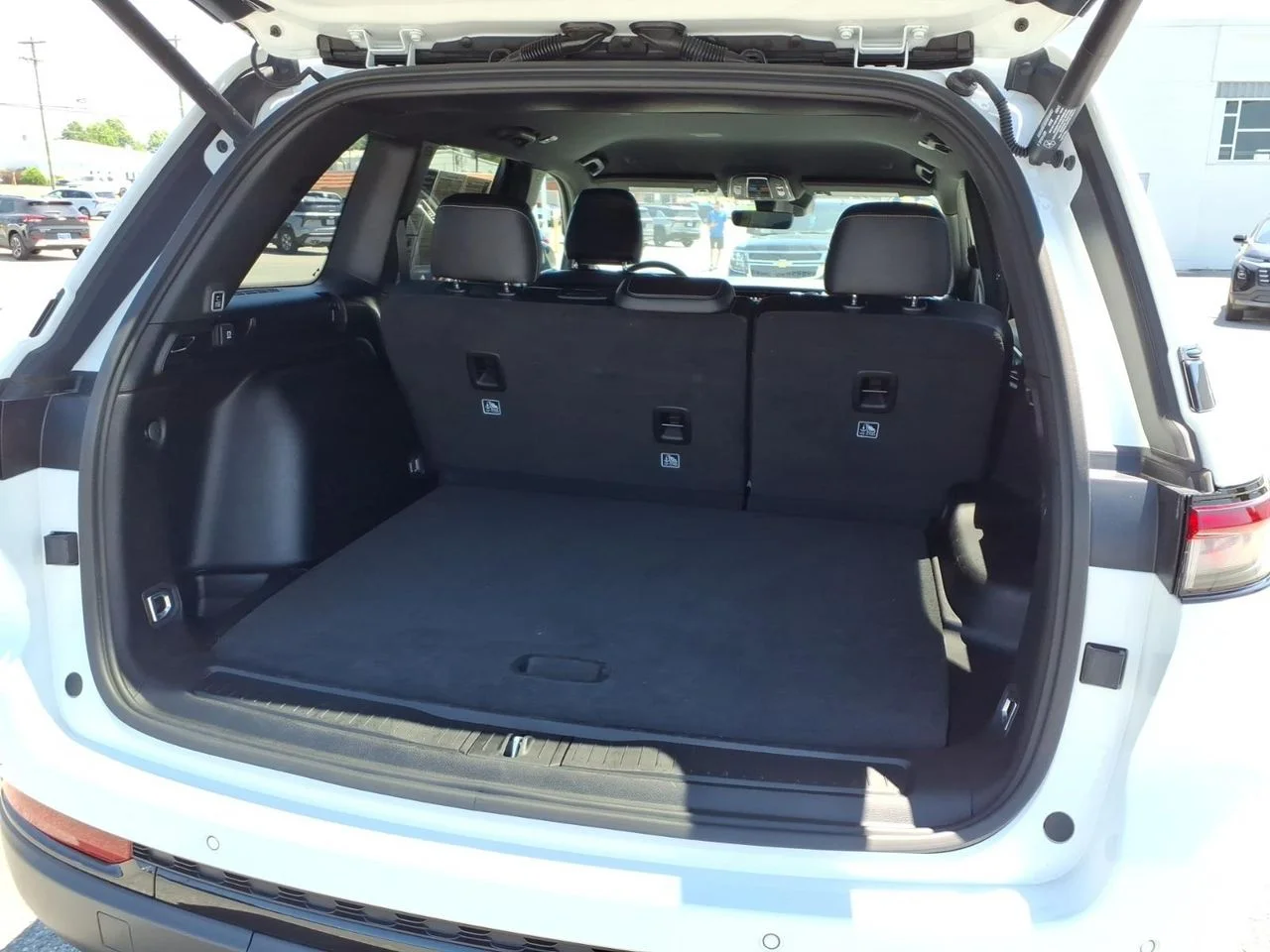 Used 2025 White Jeep Altitude image 27